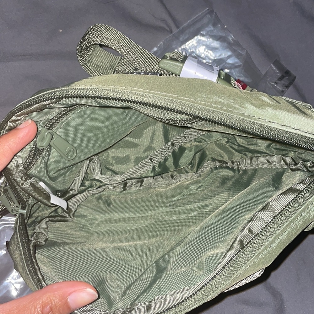 ✨Host Pick✨ Supreme waist bag (FW20) - Picture 10 of 15